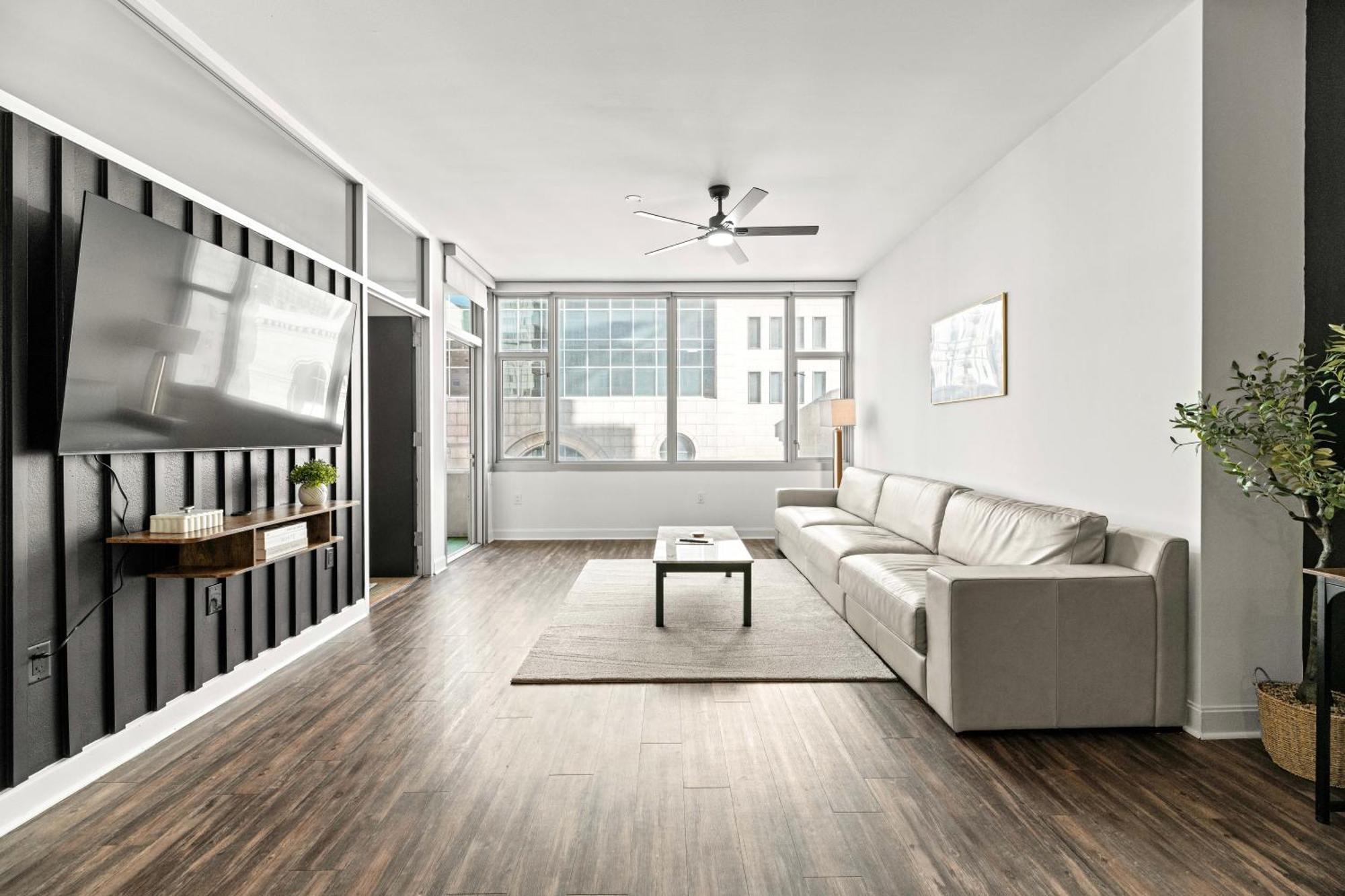 Modern Downtown View High-rise With Balcony, Gym, Pool, Free Parking 7th Floor Dallas