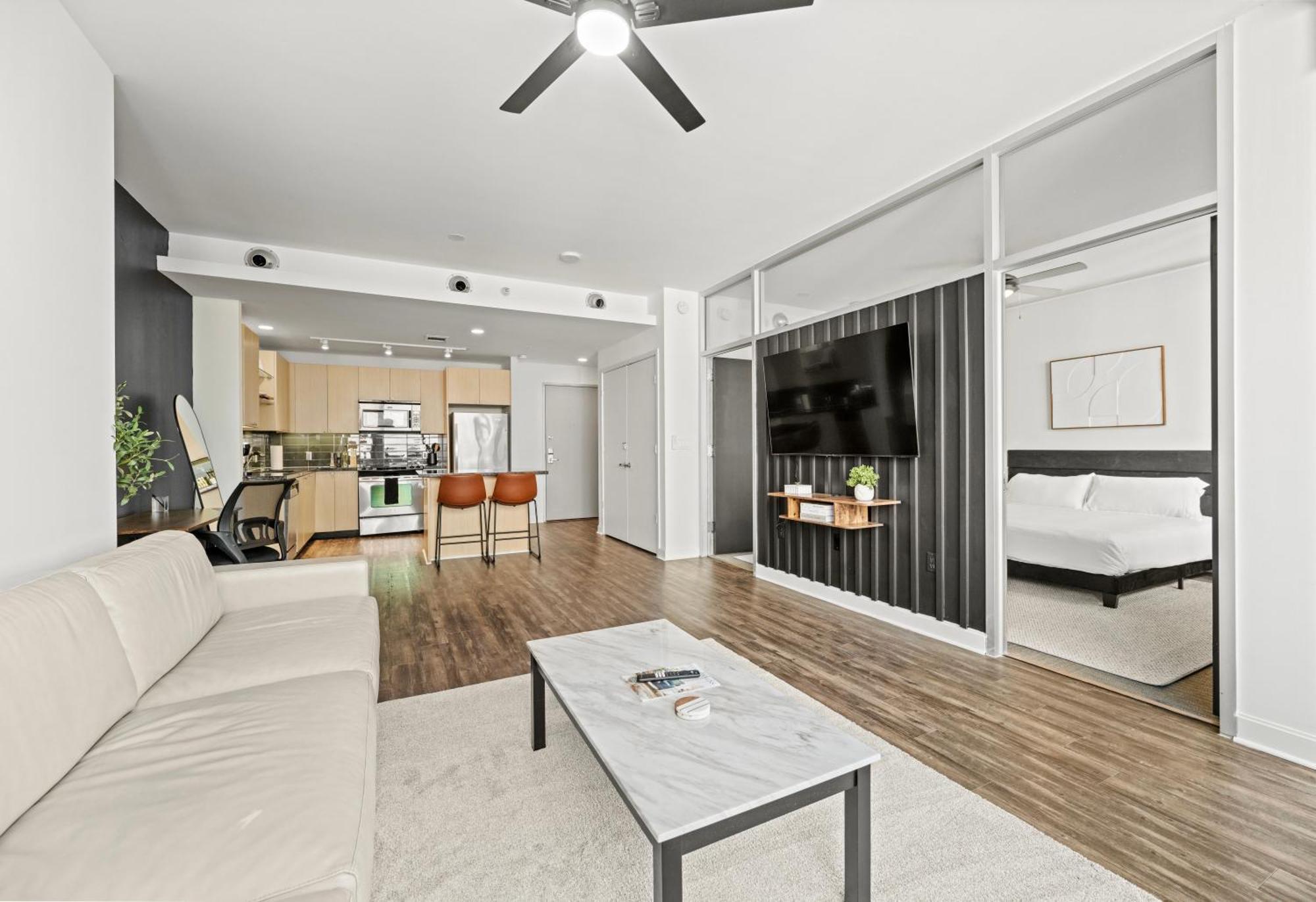 Apartment Modern Downtown View High-rise With Balcony, Gym, Pool, Free Parking 7th Floor *