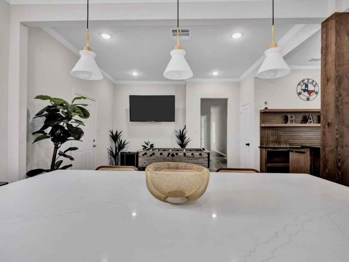 Modern Luxury Minutes From Downtown *