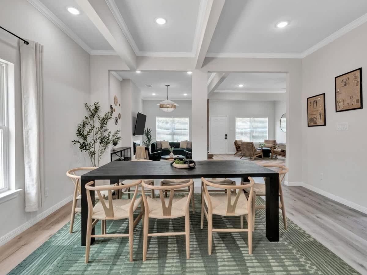Modern Luxury Minutes From Downtown Holiday home