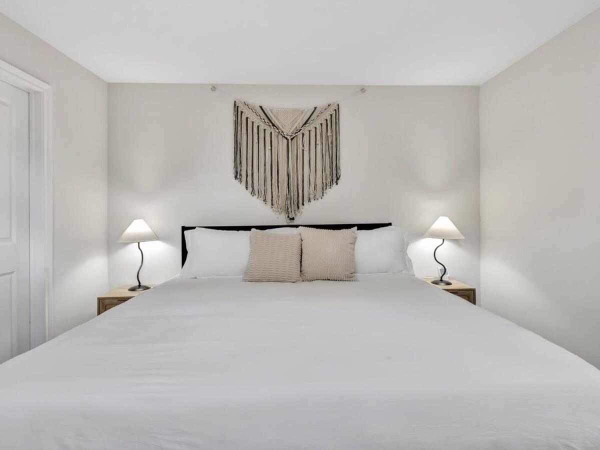 Modern Luxury Minutes From Downtown