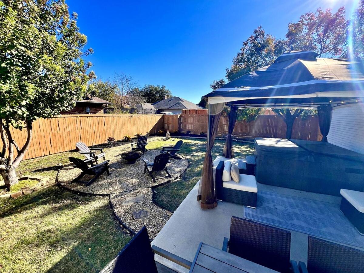Zen Back Yard With Hot Tub, Firepit, At Dallas