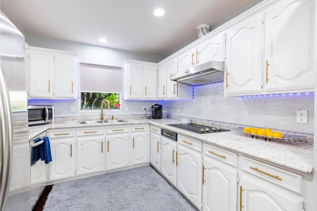 Modern With A Firepit, Heated Pool & *