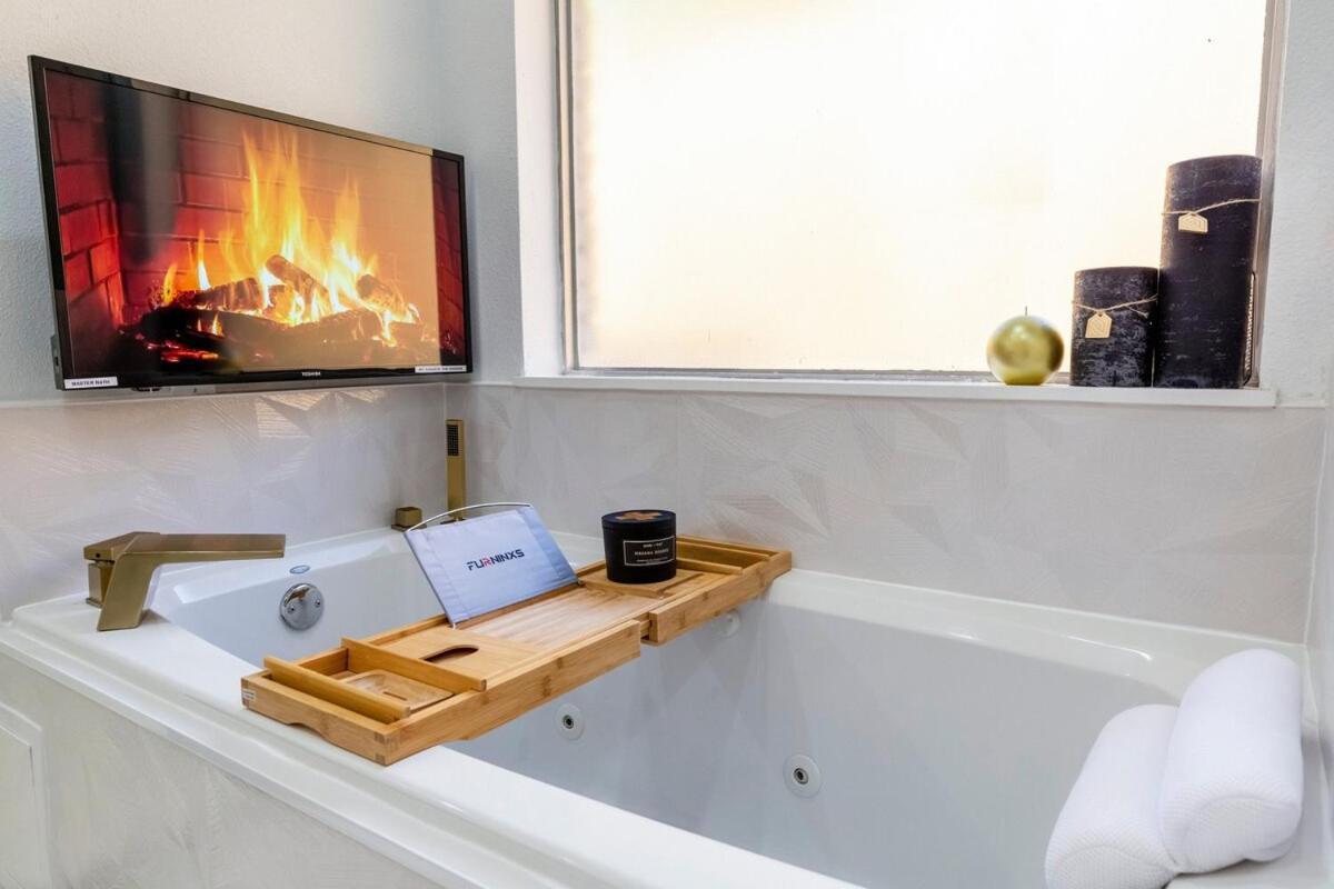 Modern With A Firepit, Heated Pool & *