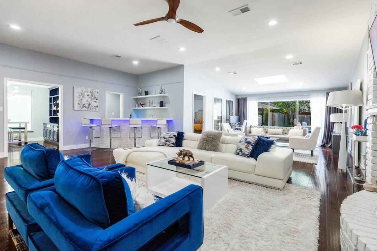 Modern With A Firepit, Heated Pool & Holiday home *