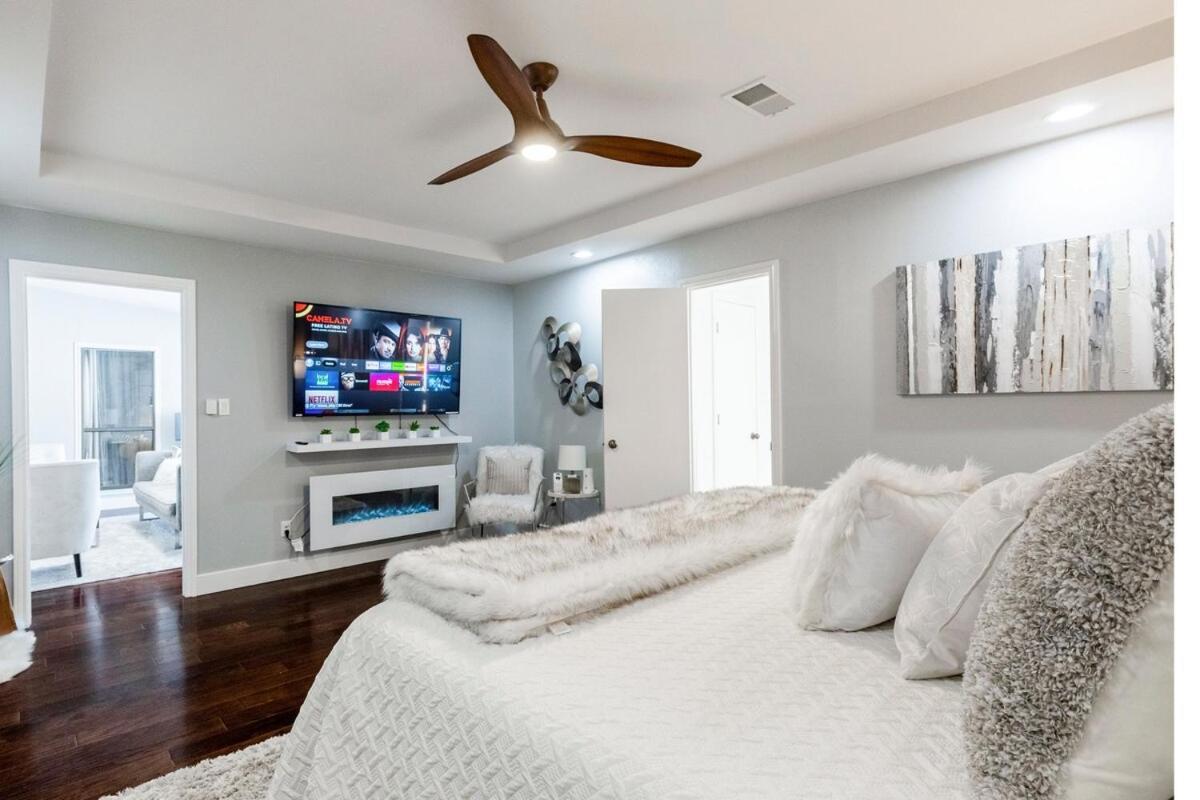 Modern With A Firepit, Heated Pool & Holiday home *