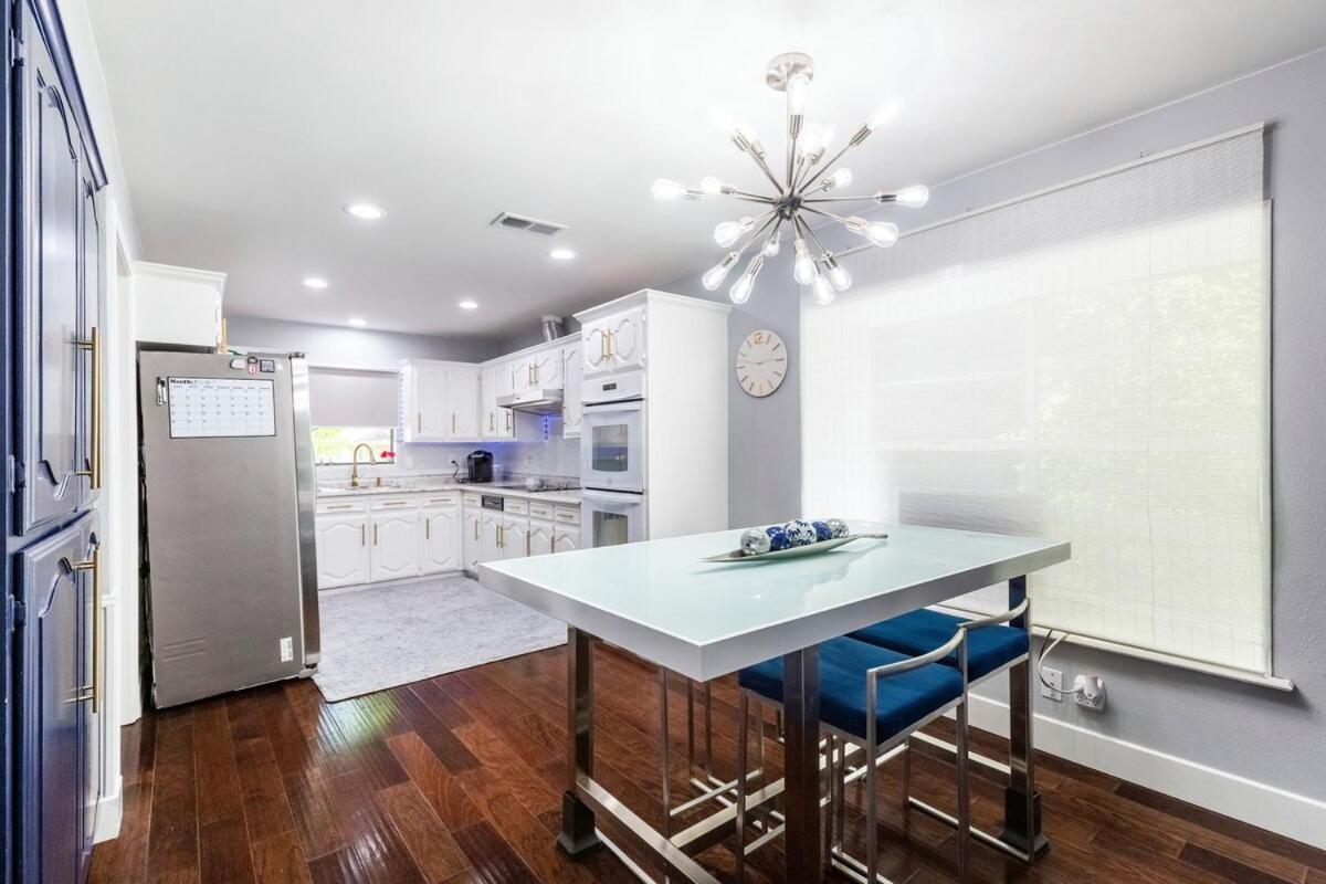 Modern With A Firepit, Heated Pool & * Dallas