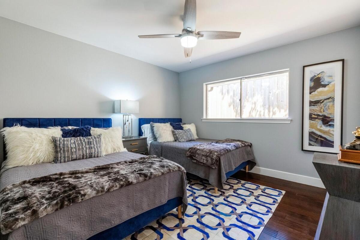 Modern With A Firepit, Heated Pool & Holiday home Dallas