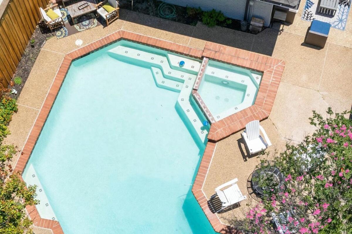 Modern With A Firepit, Heated Pool & Holiday home
