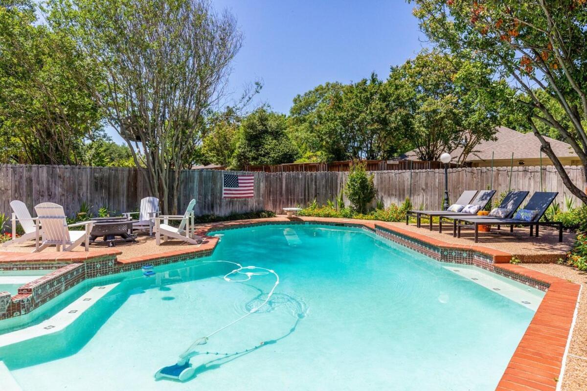 Modern With A Firepit, Heated Pool & Holiday home Dallas