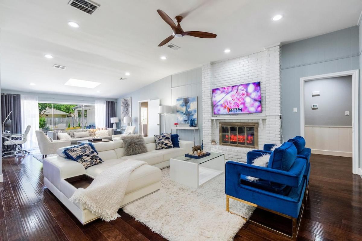 Modern With A Firepit, Heated Pool & Holiday home *
