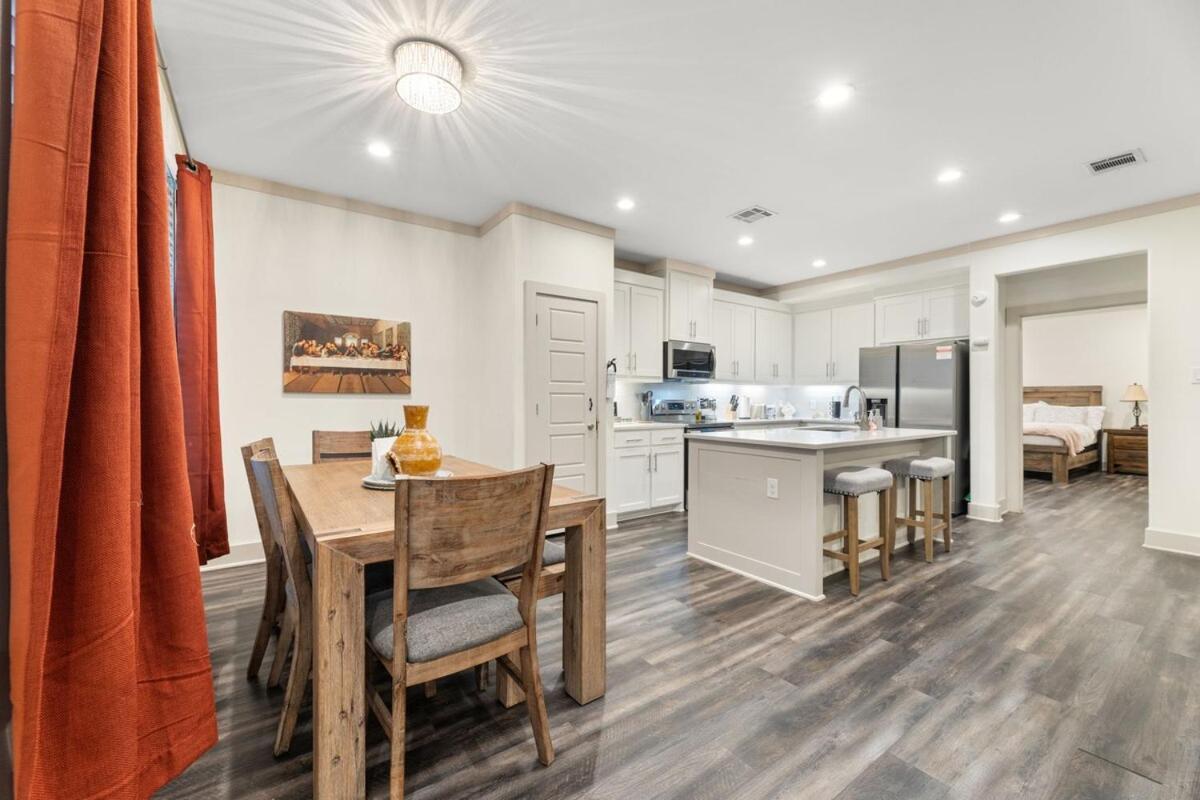 Holiday home King Bed, Hot Tub, Ps4, Bbq, Large Yard & Garage! Dallas