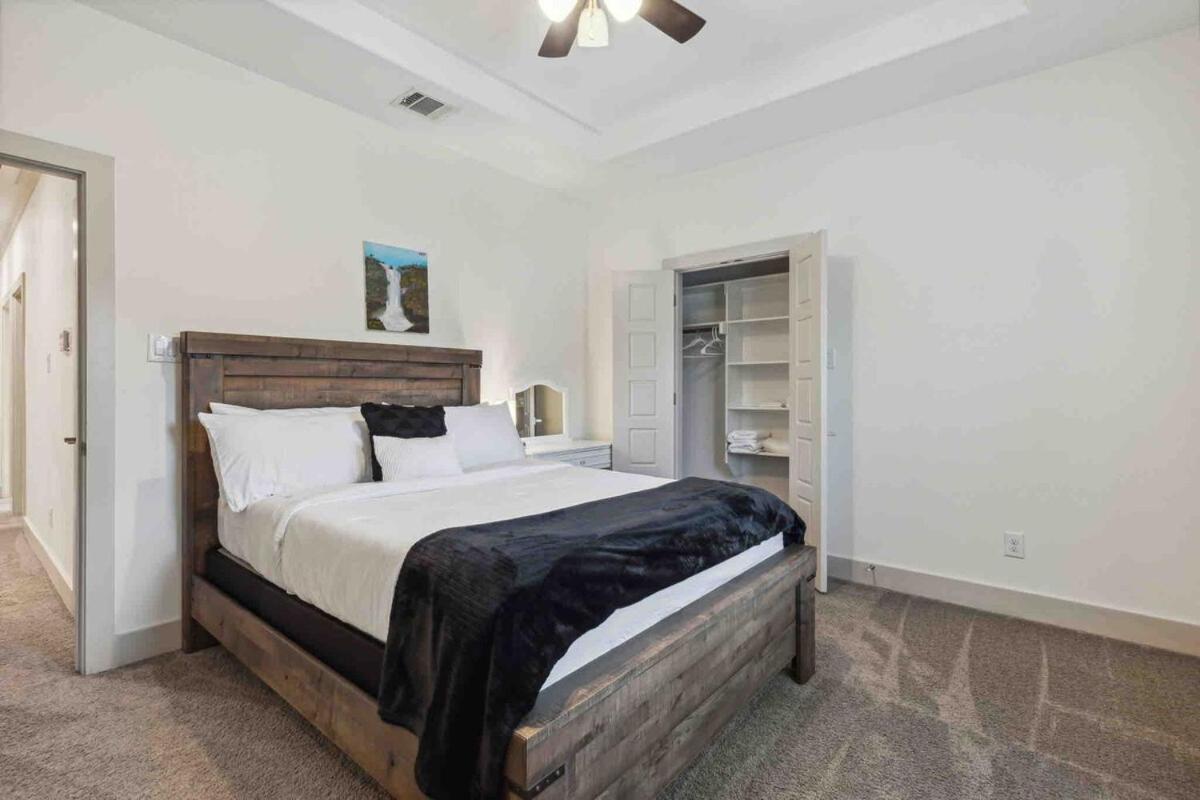King Bed, Hot Tub, Ps4, Bbq, Large Yard & Garage! *