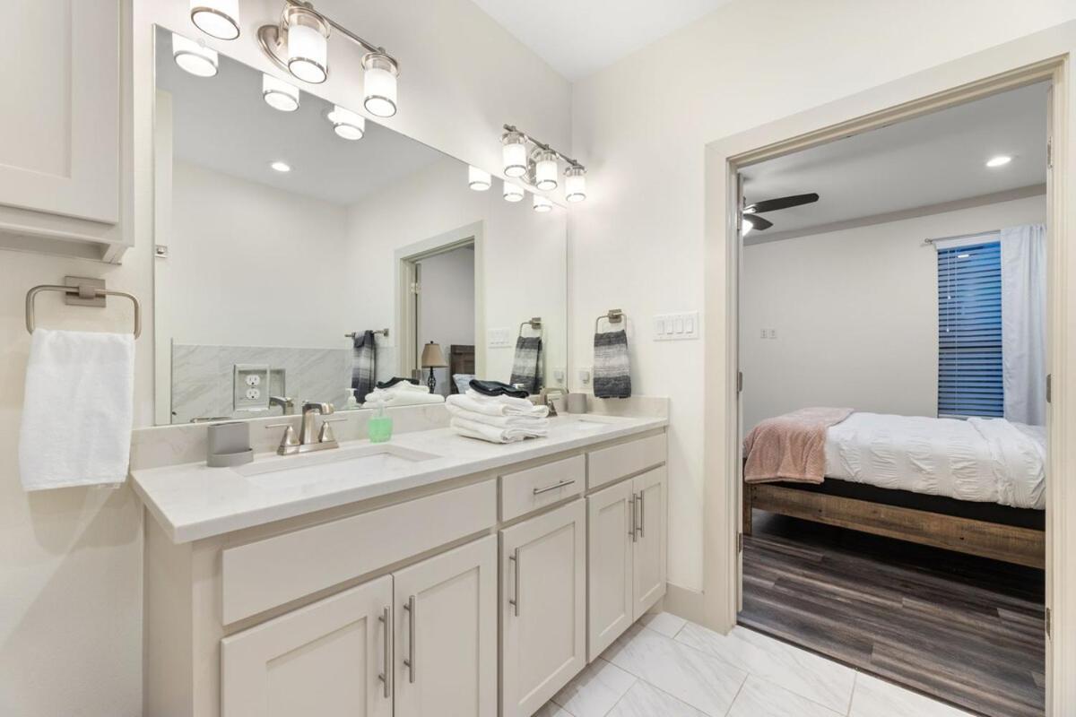 King Bed, Hot Tub, Ps4, Bbq, Large Yard & Garage! Dallas