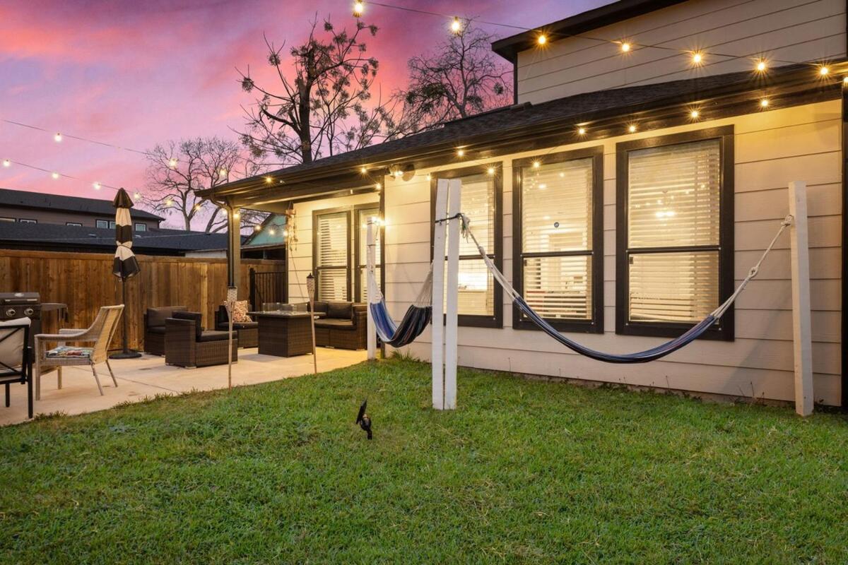 Holiday home King Bed, Hot Tub, Ps4, Bbq, Large Yard & Garage!