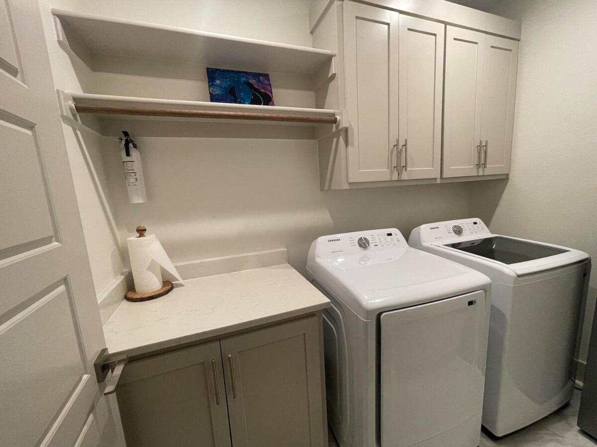 King Bed, Hot Tub, Ps4, Bbq, Large Yard & Garage! Dallas