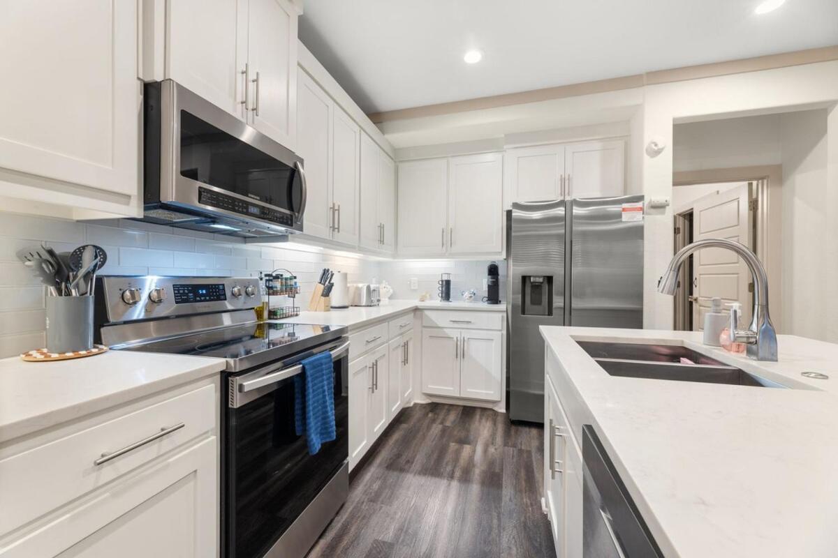 King Bed, Hot Tub, Ps4, Bbq, Large Yard & Garage! Holiday home Dallas