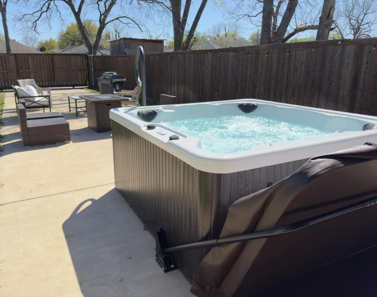 Holiday home King Bed, Hot Tub, Ps4, Bbq, Large Yard & Garage!