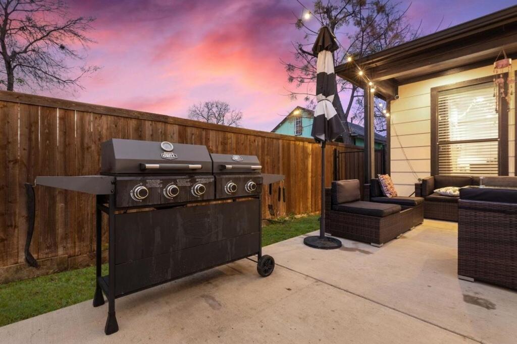 King Bed, Hot Tub, Ps4, Bbq, Large Yard & Garage! Holiday home *