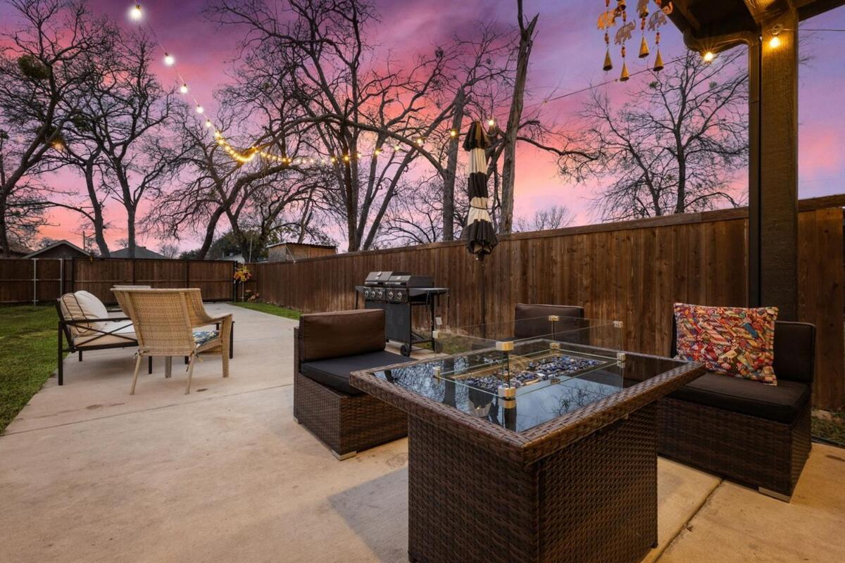 Holiday home King Bed, Hot Tub, Ps4, Bbq, Large Yard & Garage! *