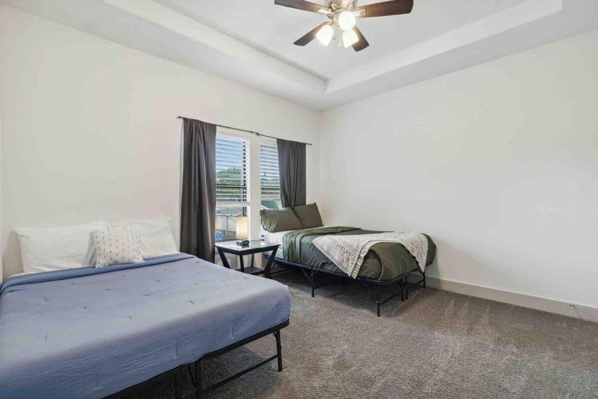 King Bed, Hot Tub, Ps4, Bbq, Large Yard & Garage! *