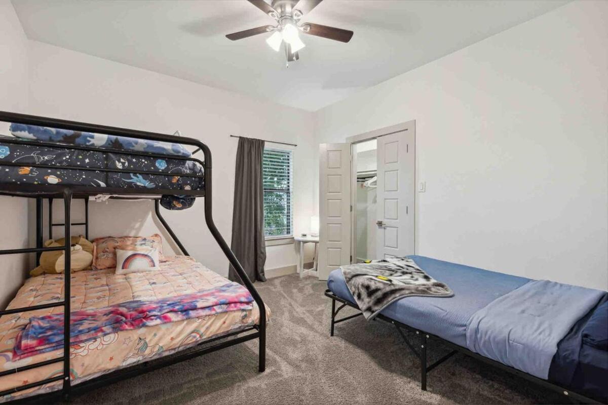 King Bed, Hot Tub, Ps4, Bbq, Large Yard & Garage! Dallas