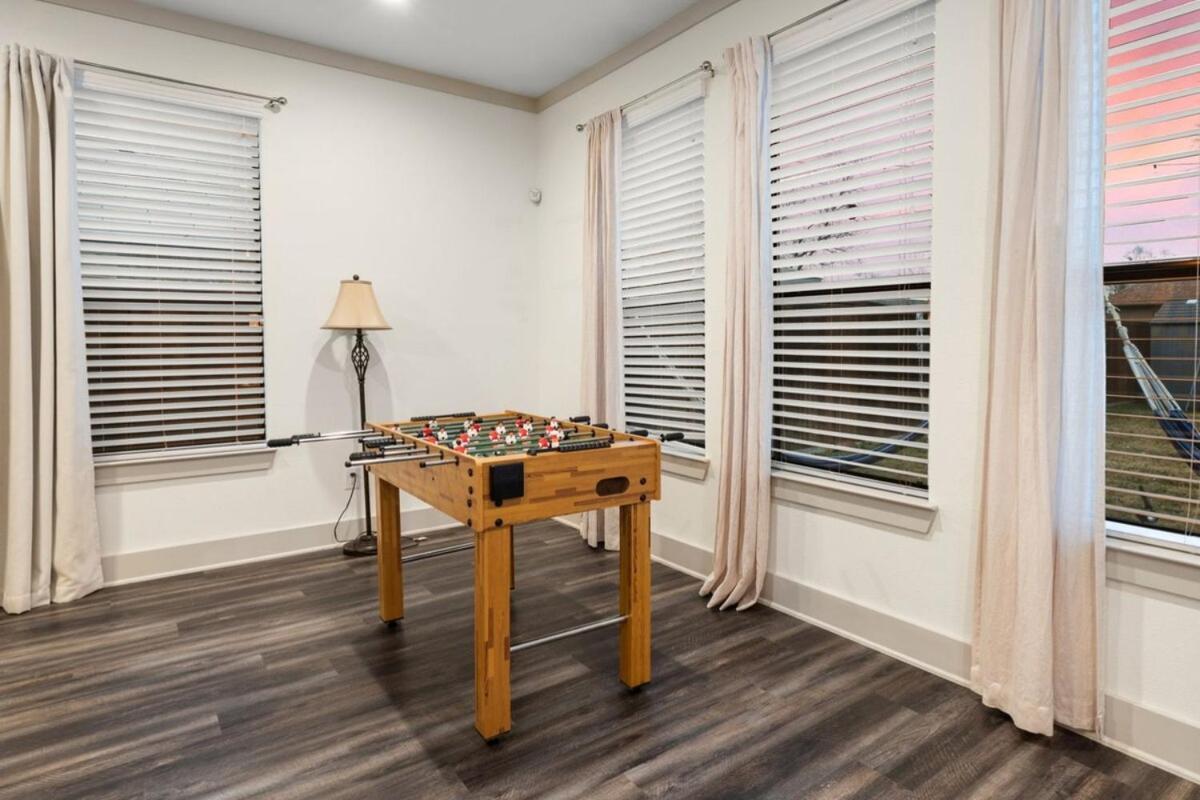 King Bed, Hot Tub, Ps4, Bbq, Large Yard & Garage! Holiday home Dallas