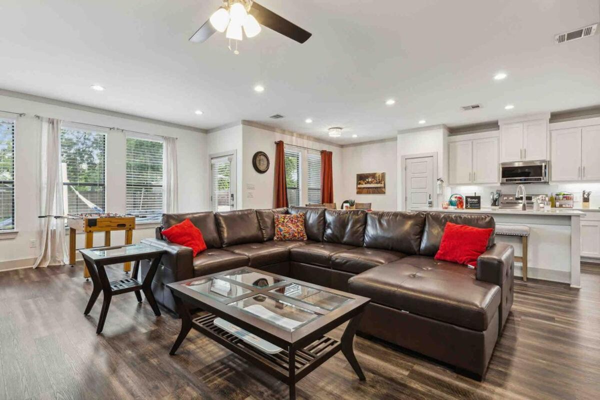 King Bed, Hot Tub, Ps4, Bbq, Large Yard & Garage!