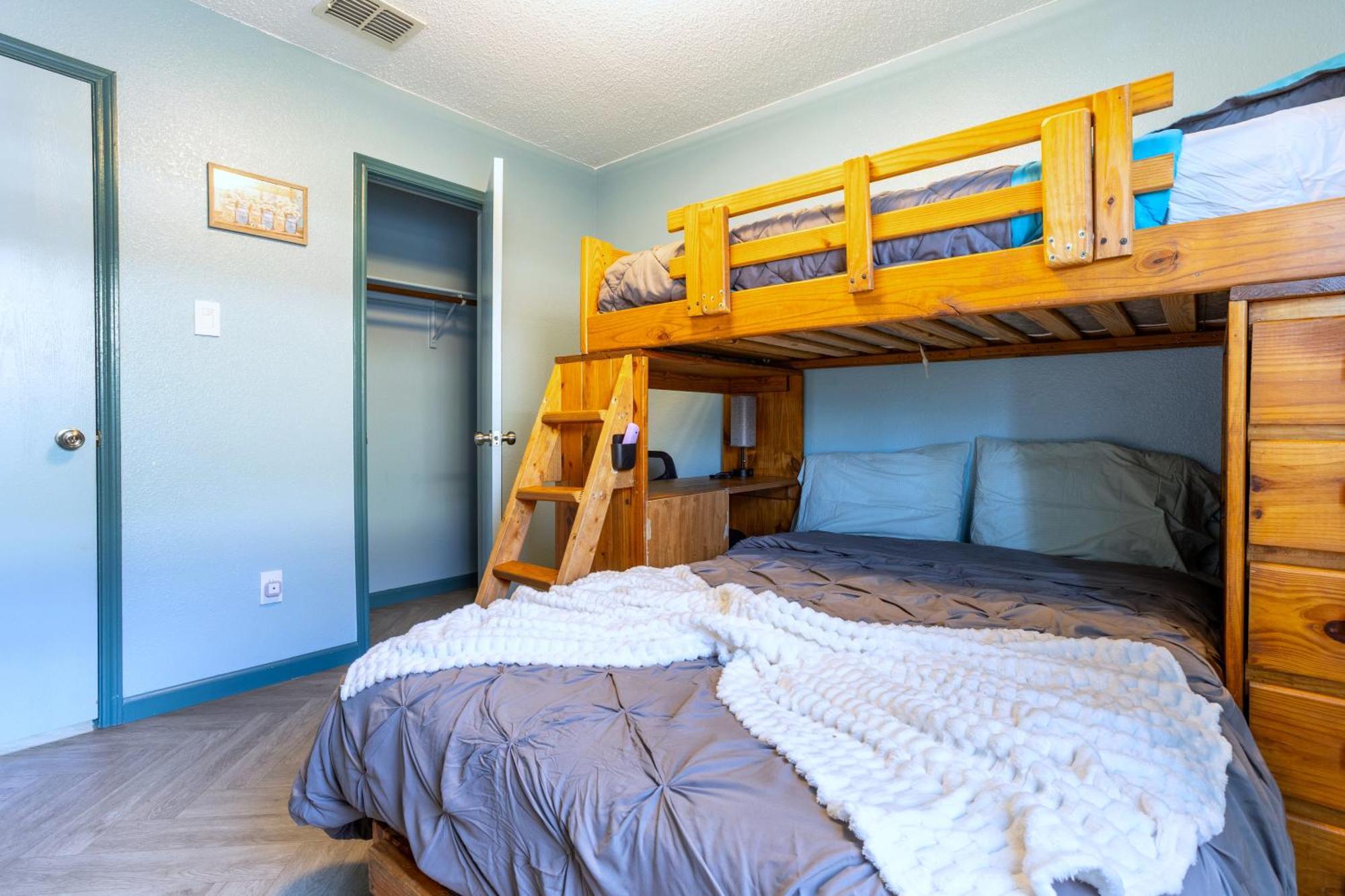Holiday home Fantastic Family And Friend Getaway - King Beds, Game Room, Gym, Fast Wifi, And Private Parking
