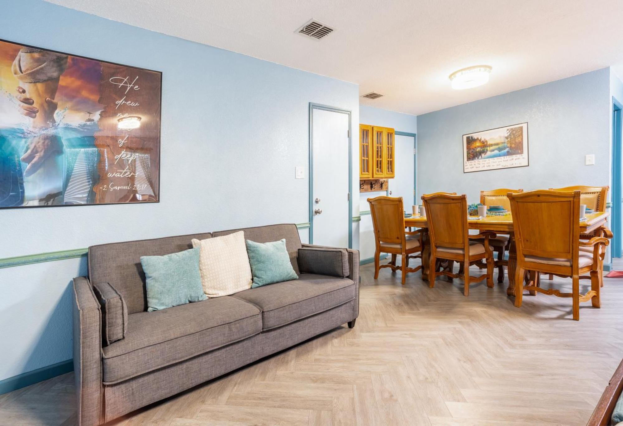 Holiday home Fantastic Family And Friend Getaway - King Beds, Game Room, Gym, Fast Wifi, And Private Parking *