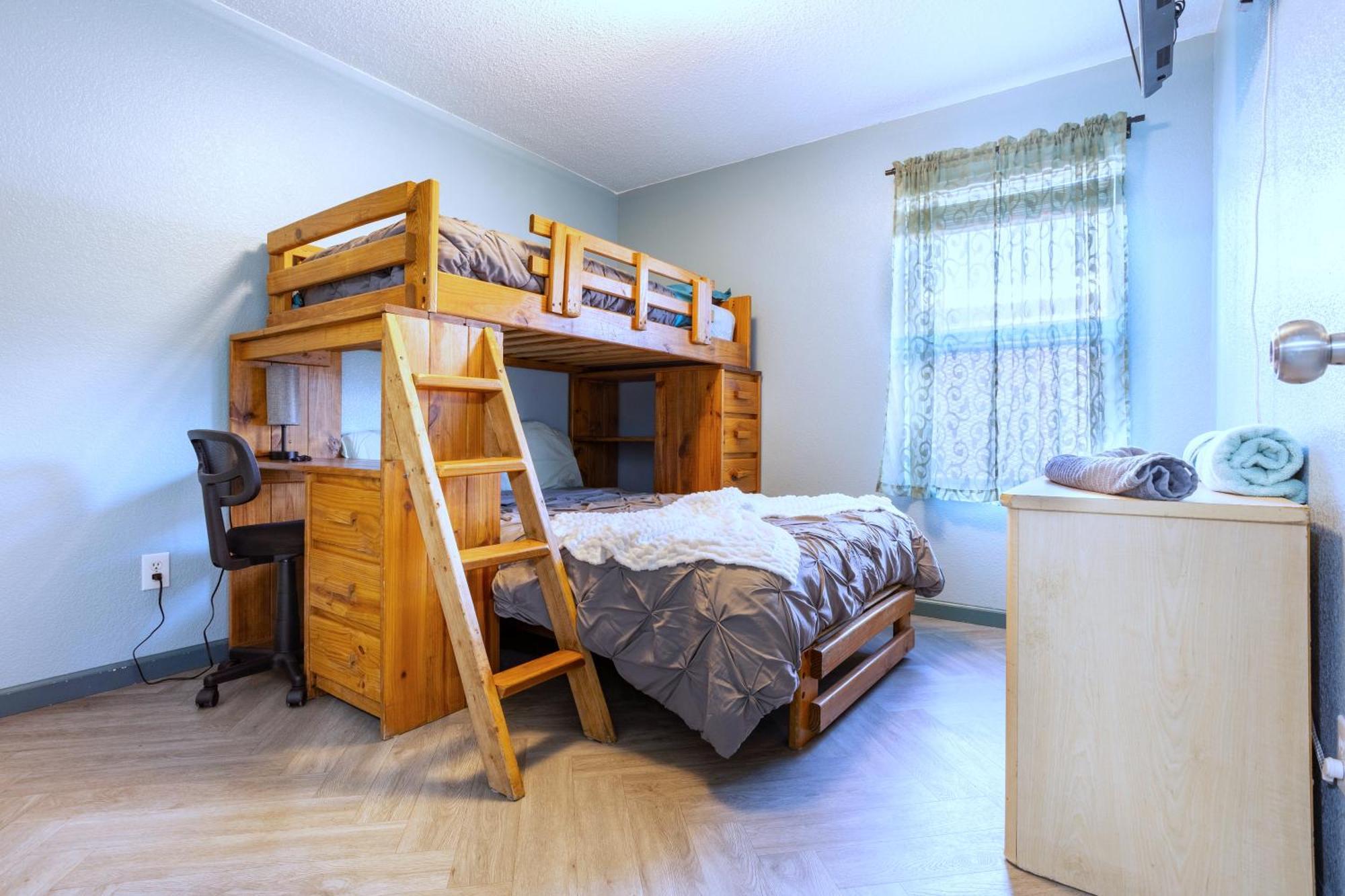 Fantastic Family And Friend Getaway - King Beds, Game Room, Gym, Fast Wifi, And Private Parking Holiday home