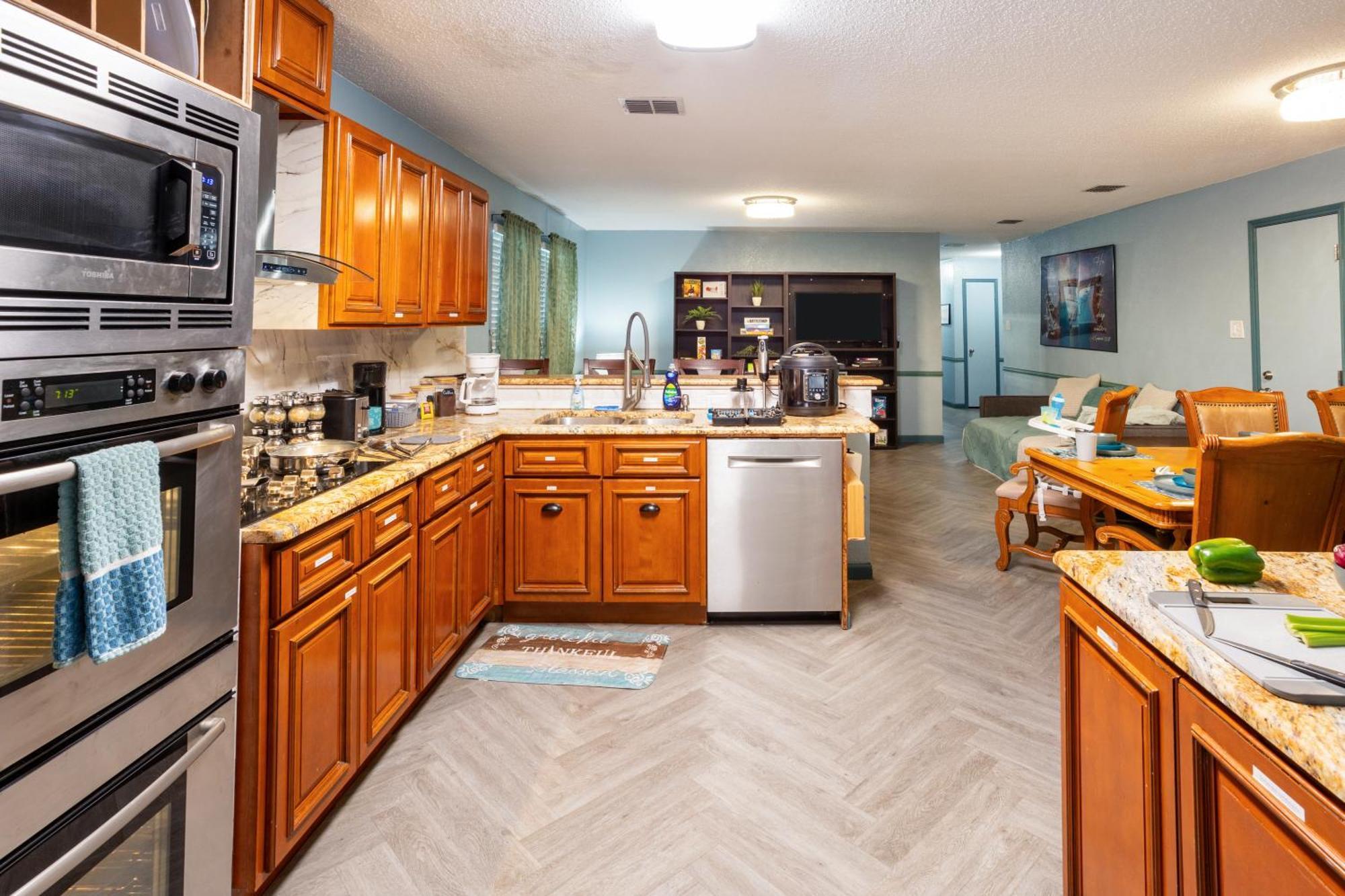 Fantastic Family And Friend Getaway - King Beds, Game Room, Gym, Fast Wifi, And Private Parking *