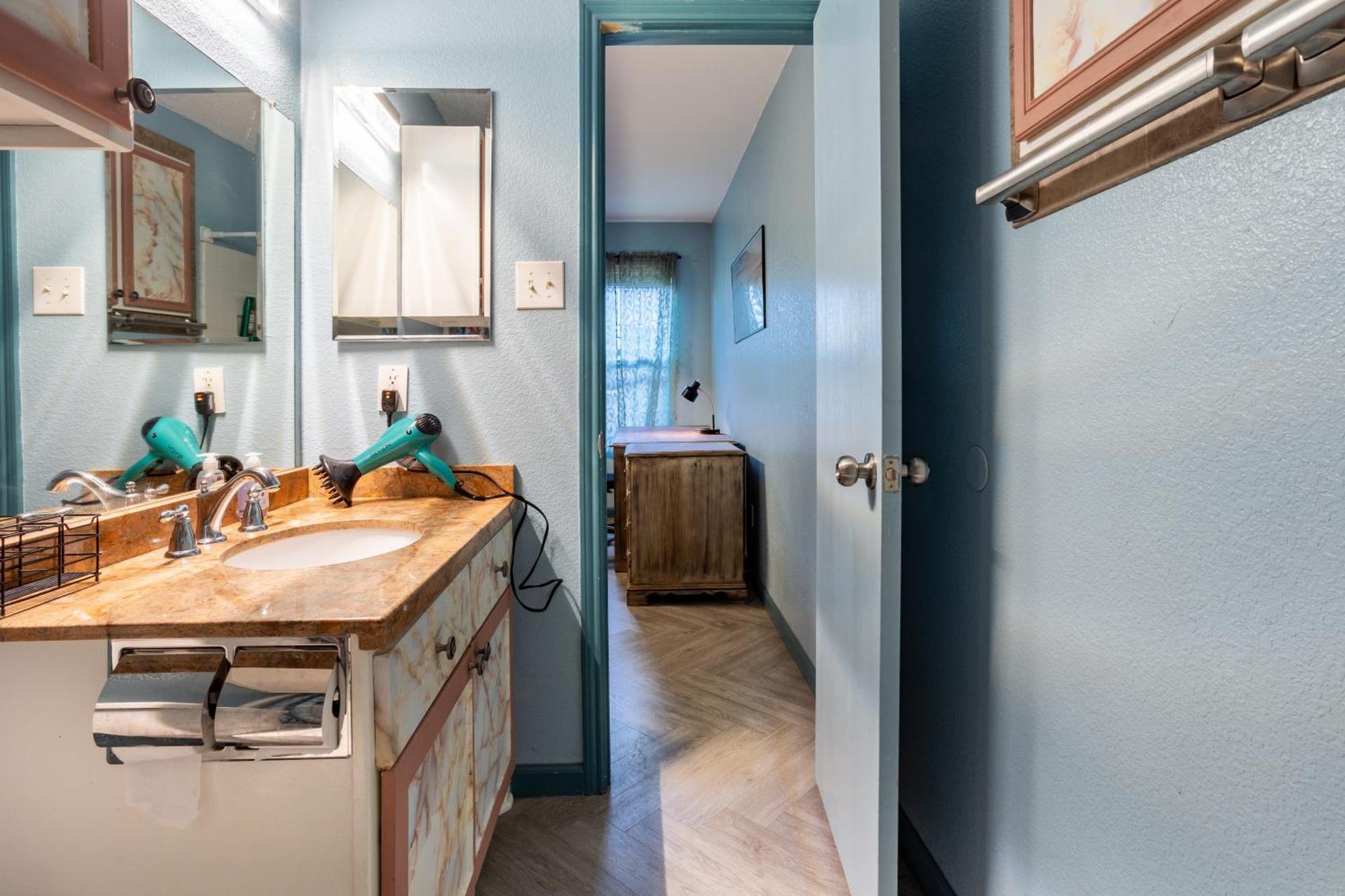 Fantastic Family And Friend Getaway - King Beds, Game Room, Gym, Fast Wifi, And Private Parking Holiday home Dallas
