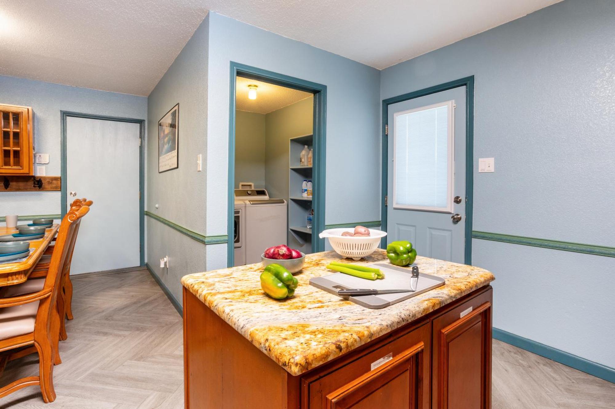 Holiday home Fantastic Family And Friend Getaway - King Beds, Game Room, Gym, Fast Wifi, And Private Parking Dallas