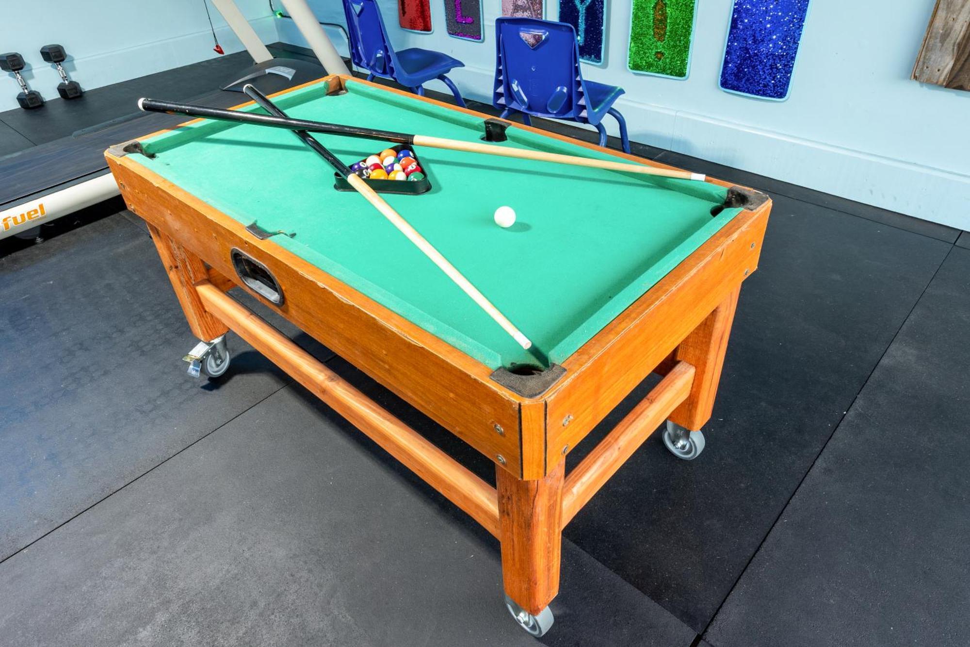 Fantastic Family And Friend Getaway - King Beds, Game Room, Gym, Fast Wifi, And Private Parking Holiday home
