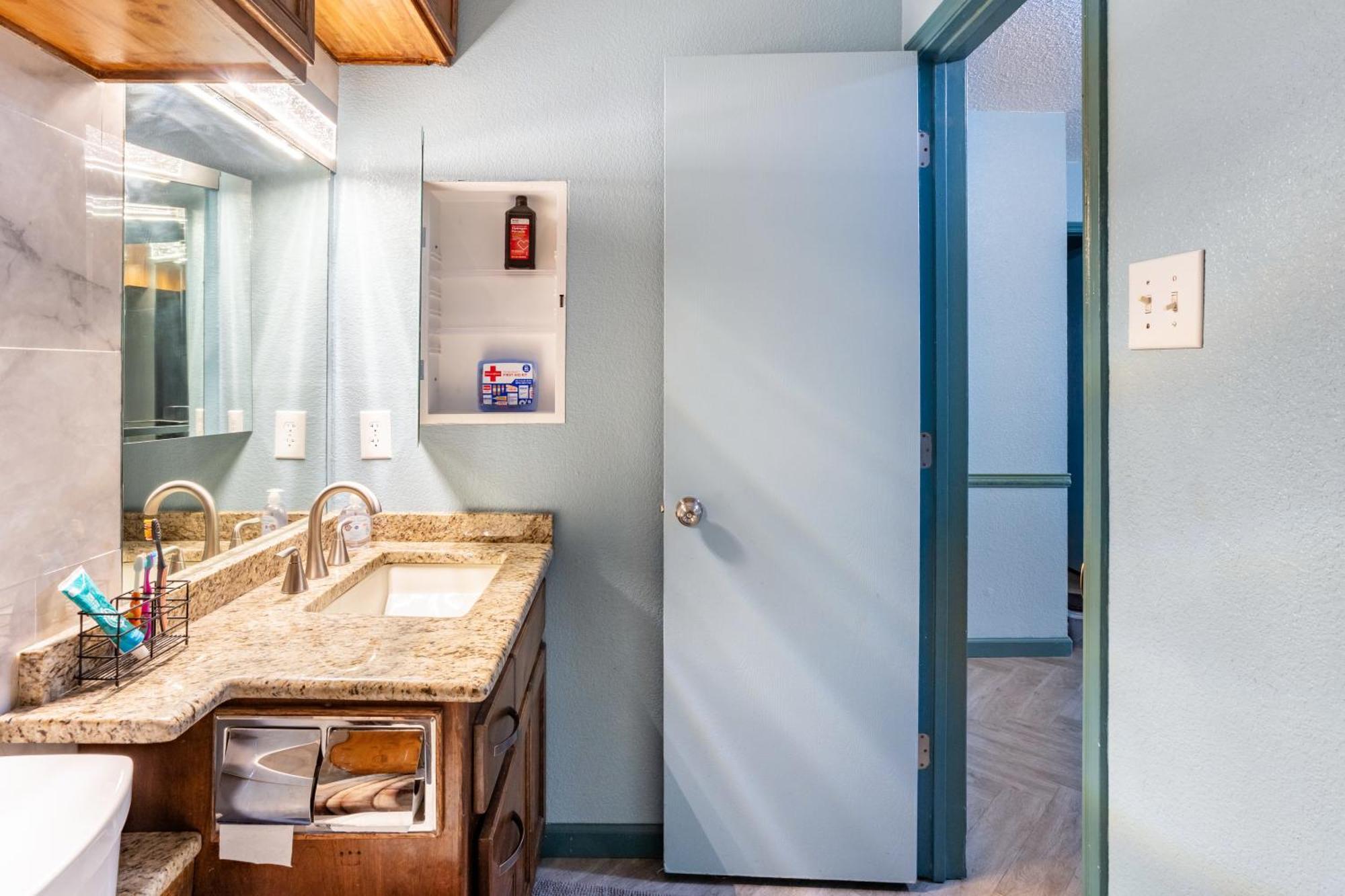 Fantastic Family And Friend Getaway - King Beds, Game Room, Gym, Fast Wifi, And Private Parking *