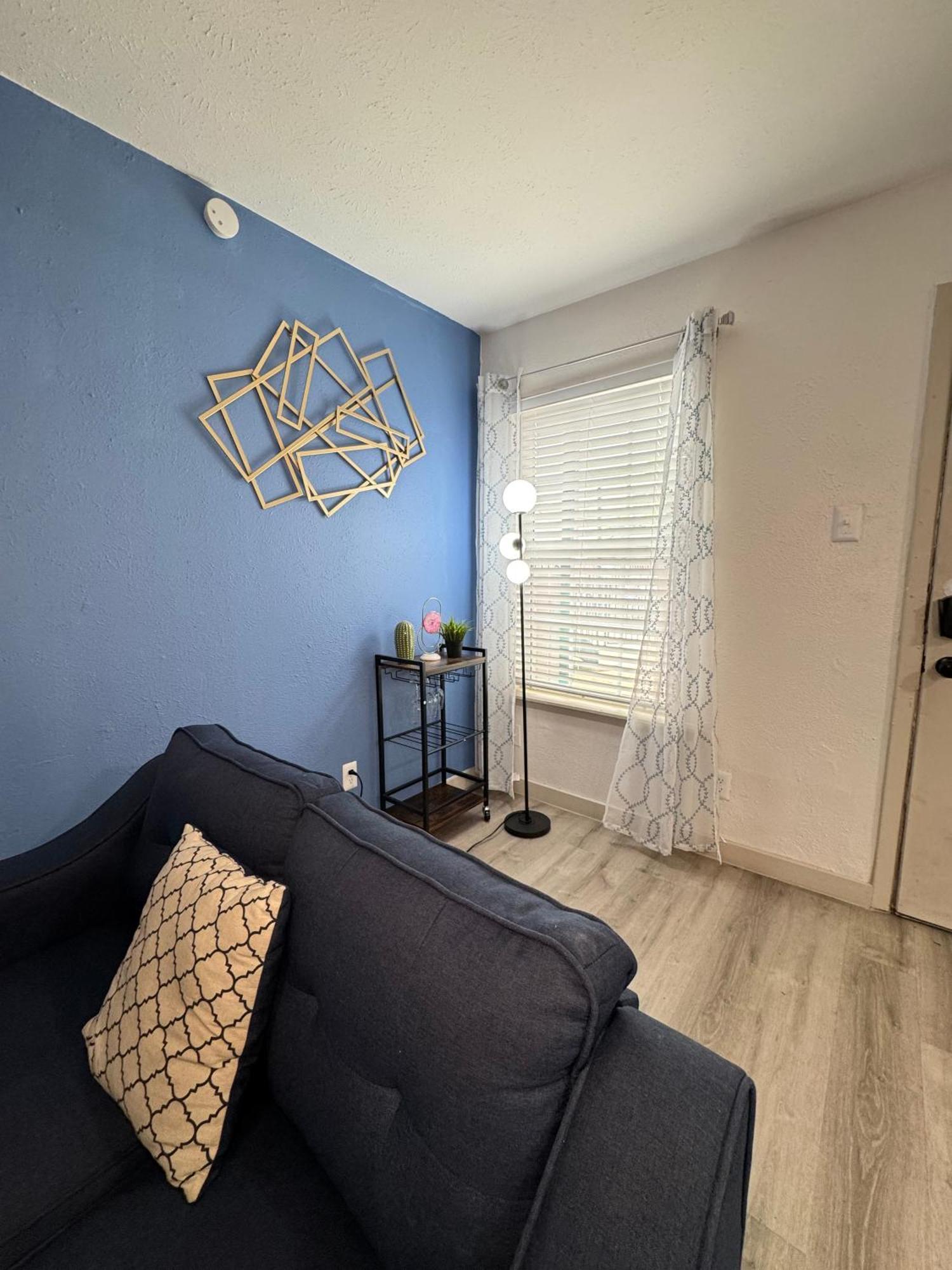 Dt L Luxe 1bd *
