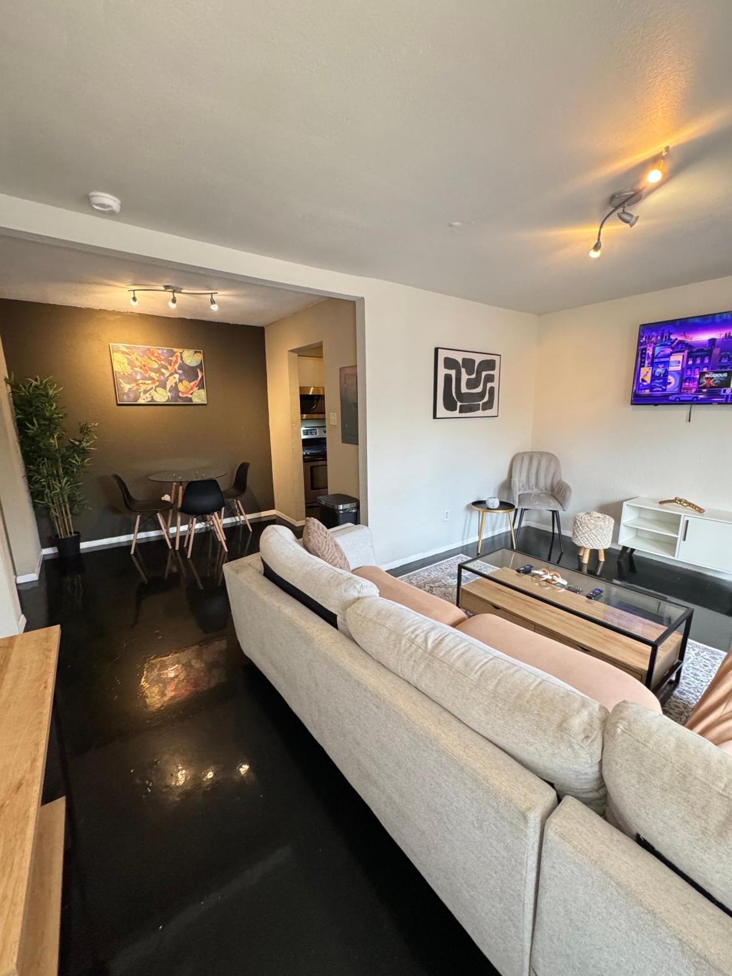 Apartment Downtown Chic Style 1bed Abode Dallas