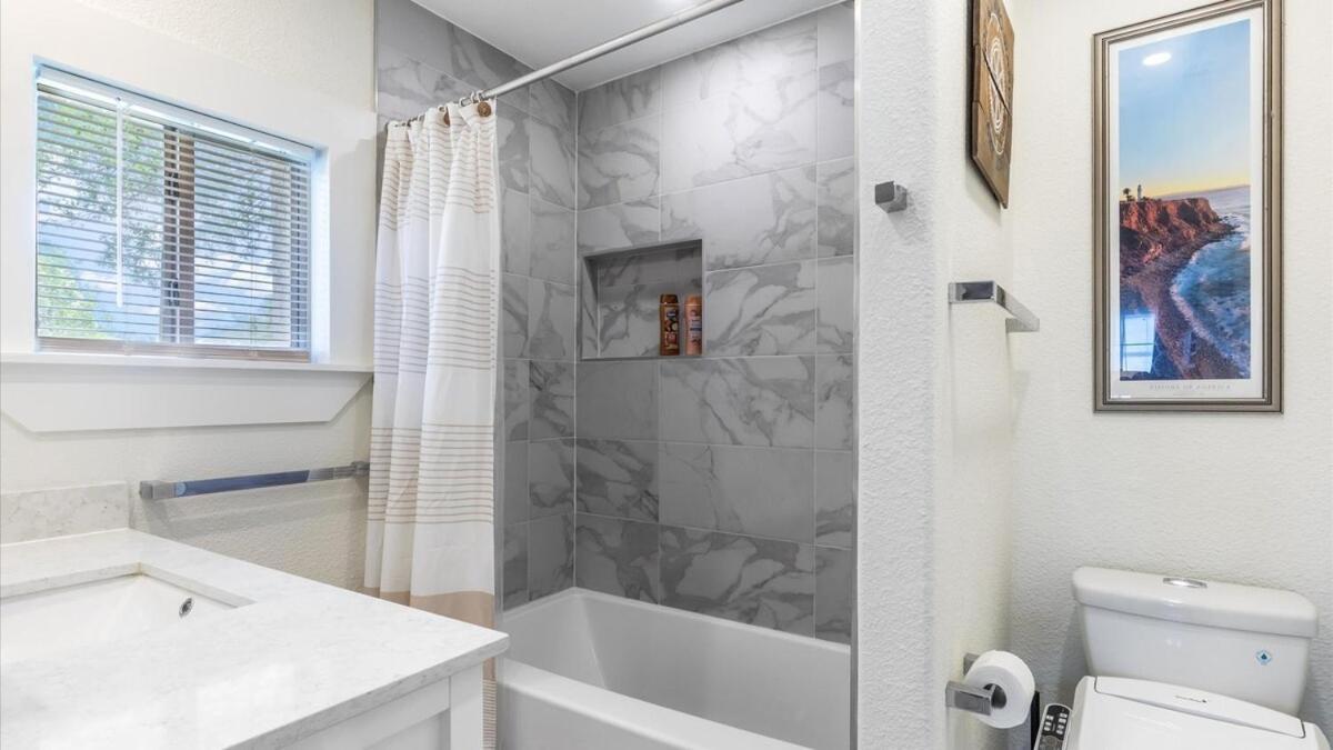 Flair House Midway-hollow, Uptown Close By Holiday home Dallas