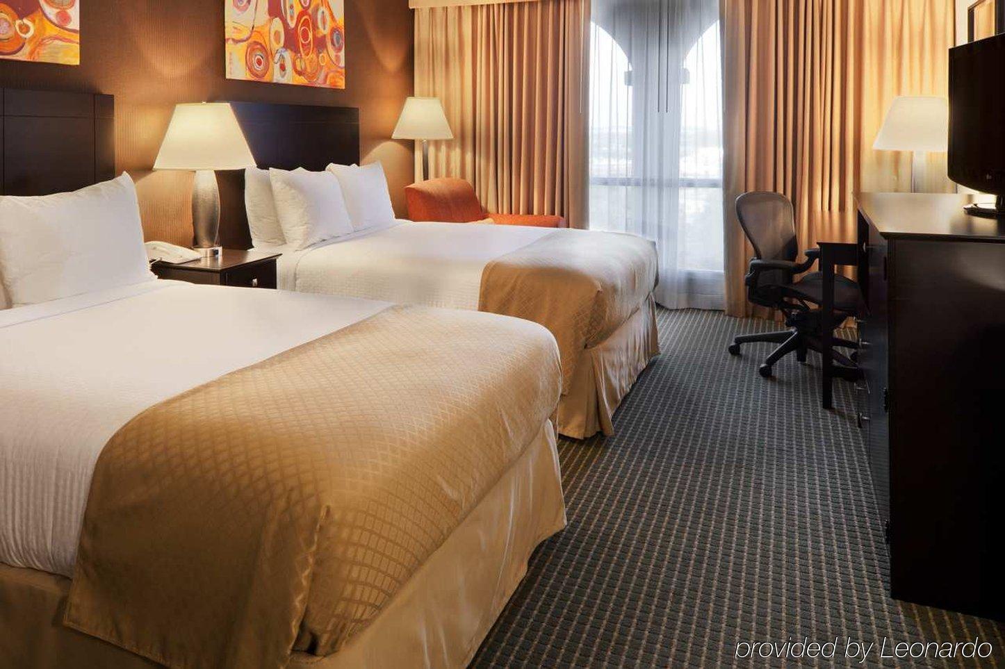 Doubletree By Hilton Market Center Hotel Dallas