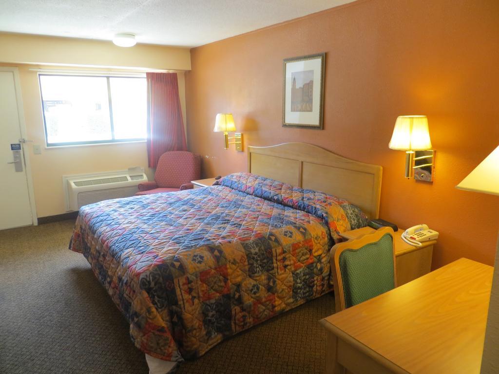 Hotel Super 7 Dallas-east *