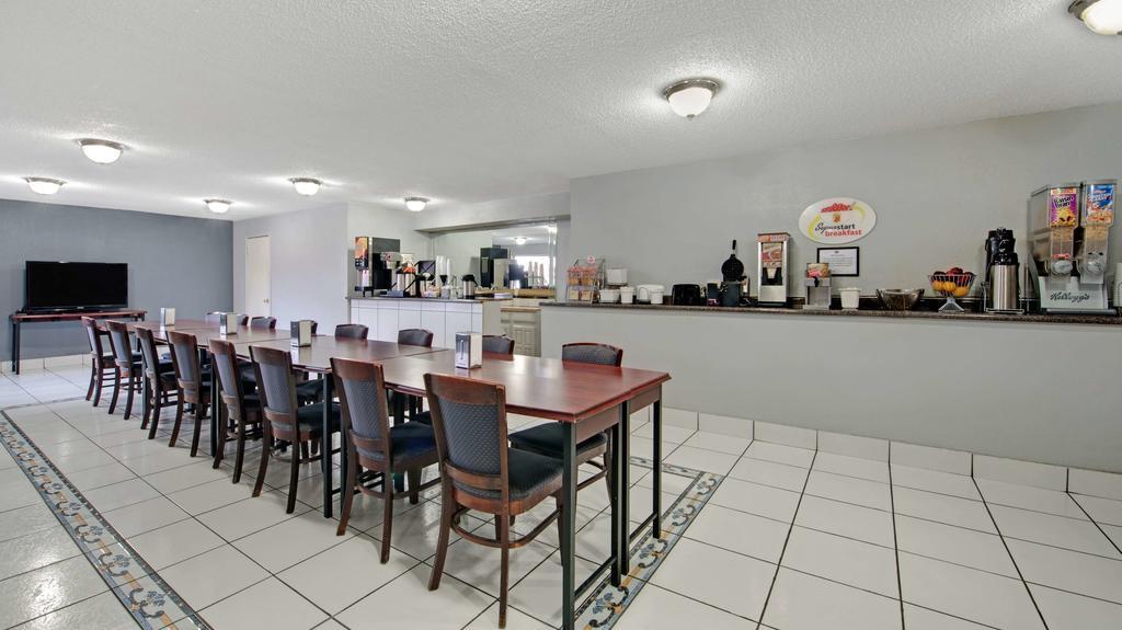 Hotel Super 8 Field Market Center