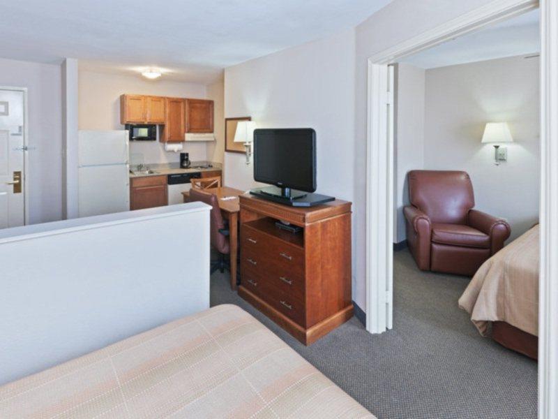 Candlewood Market Center-love Field By Ihg