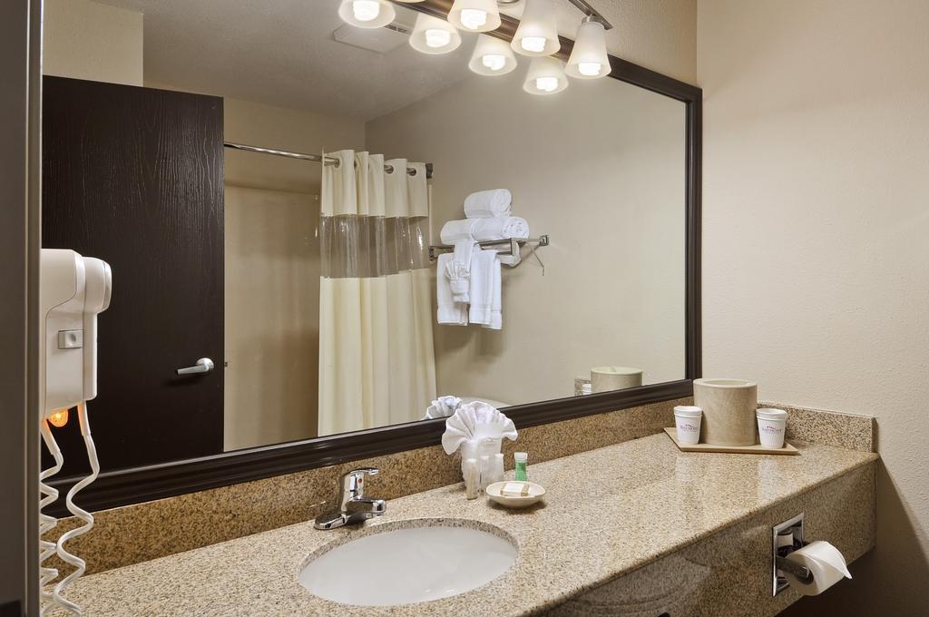 Baymont By Wyndham Dallas/ Field