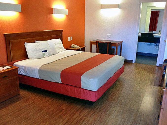 Hotel 6-dallas, Tx - Market Center