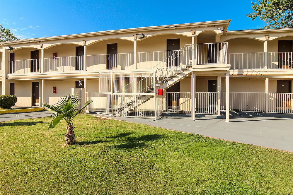 Days By Wyndham Market Center Field Motel