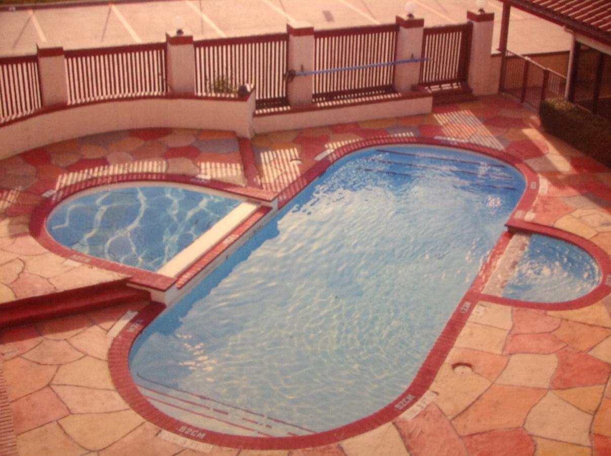 Townhouse Suites Motel 2*