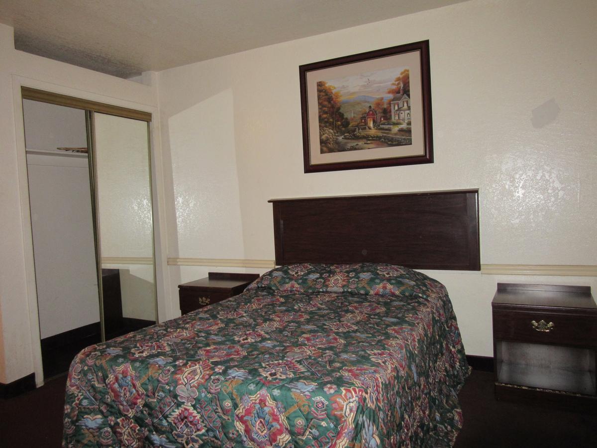 Townhouse Suites Motel 2*