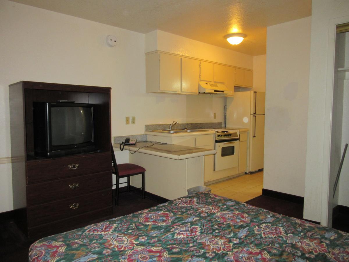 Townhouse Suites Motel 2*