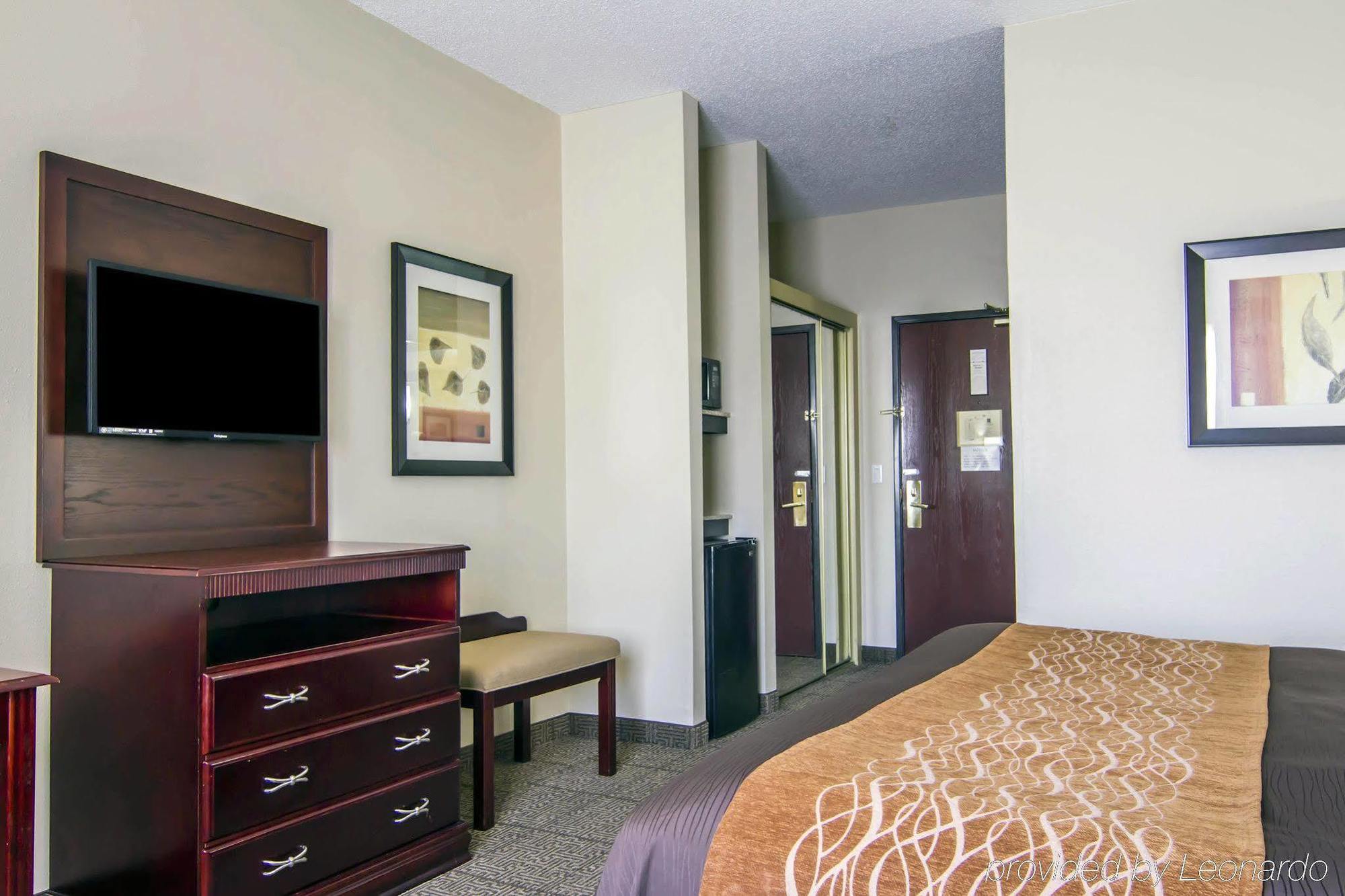 Comfort & Field-dallas Market Center 3*